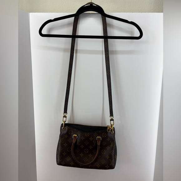 Louis Vuitton Paris, Brown Purse, Excelent Condition, Comes with Strap - Picture 12 of 15